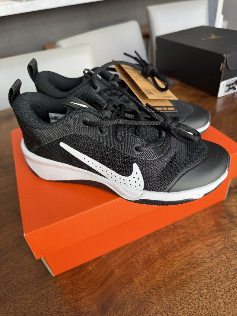 Nike Omni Multi-Court Volleyball Basketball 3.5Y New